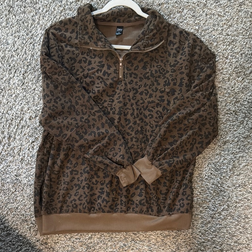 Chic Leopard Print Zip-Up Sweater
